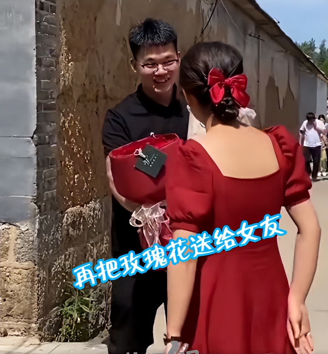 山东小伙订婚两束花献给女友妈妈,苏州男子订婚第一束花送丈母娘