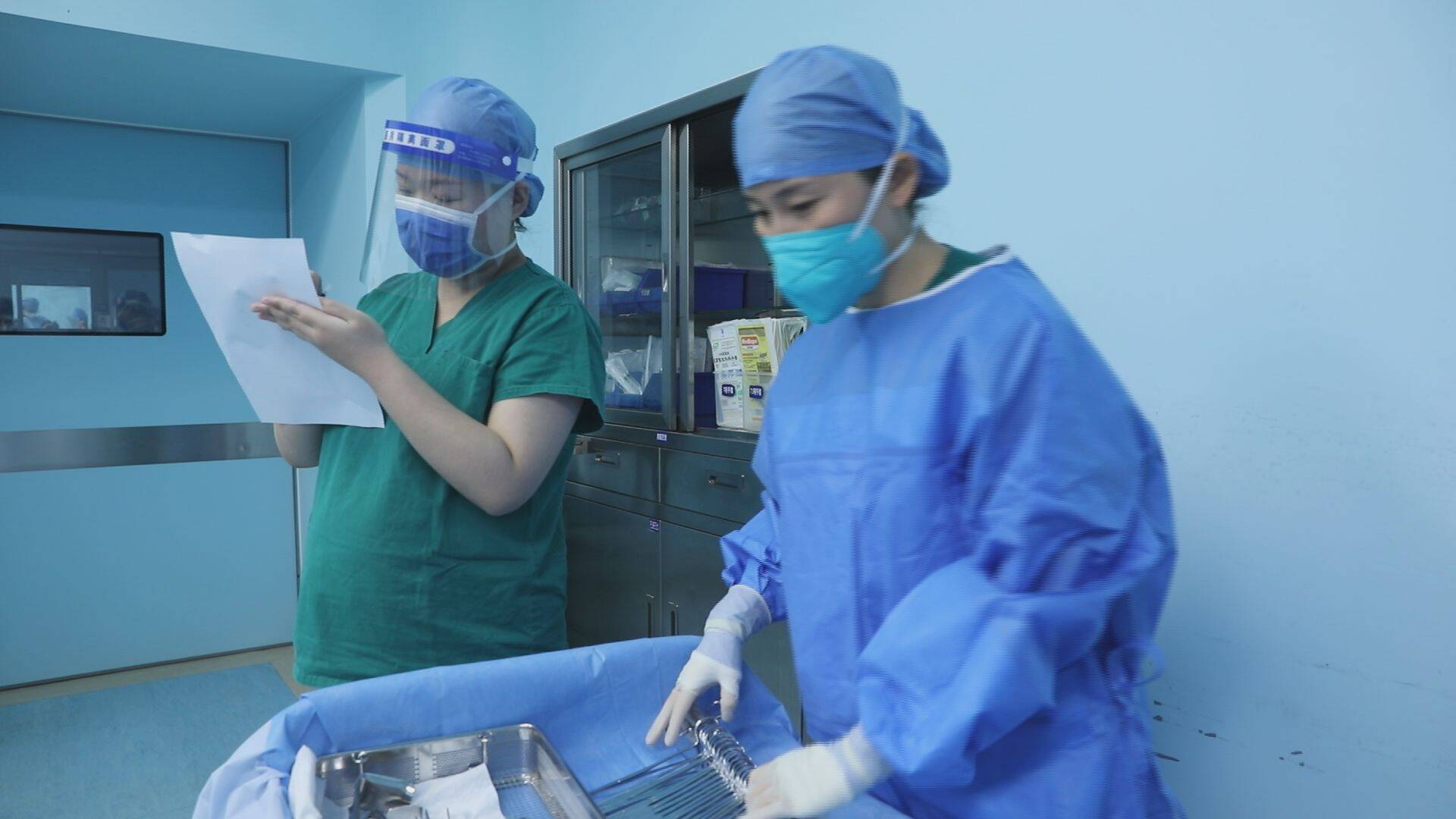 无影灯下的守护者医路有你,无影灯下的生命保护神