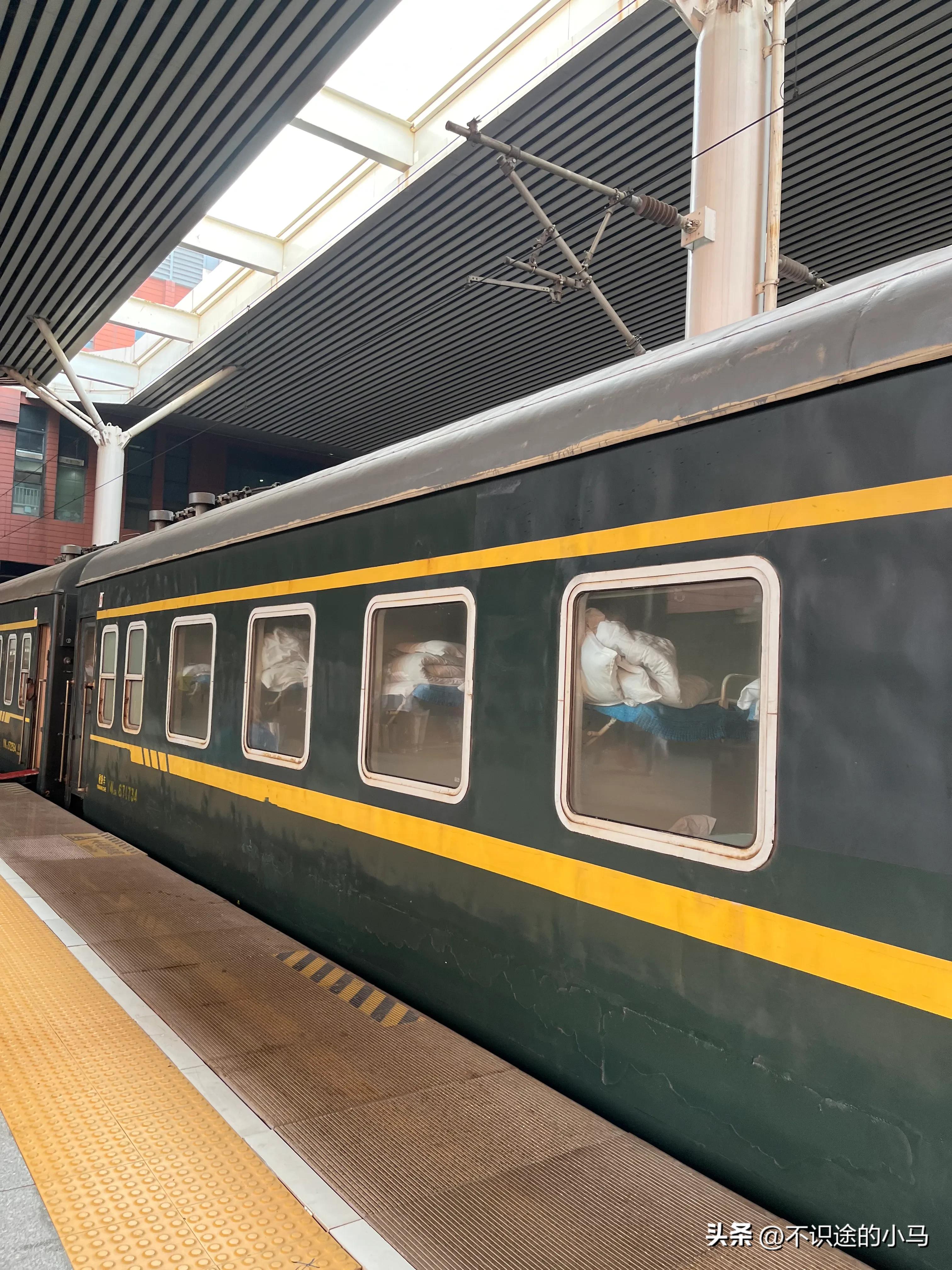 长途硬座火车必备物品,长途火车卧铺必备食物