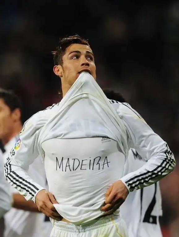 世界杯c罗进球庆祝全场配音,c罗对西班牙进球拉莫斯庆祝