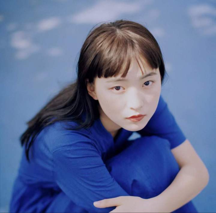 拍照技巧与角度情侣显脸小,拍照显脸小的方法就是头发遮脸