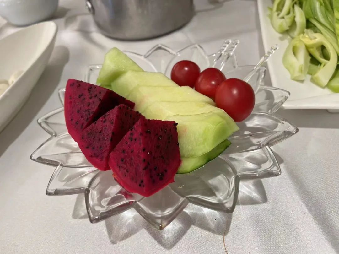 潮爸家7月17日午餐记录，武汉光谷红鼎豆捞吃火锅，牛羊肉涮起来