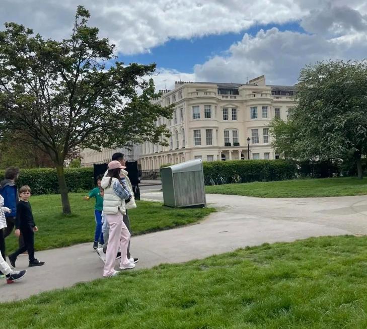 章泽天与刘强东出席照,刘强东章泽天甜蜜现身伦敦街头