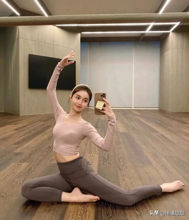 今年最流行的瑜伽服短袖上衣,瑜伽服上衣时尚最新款短袖