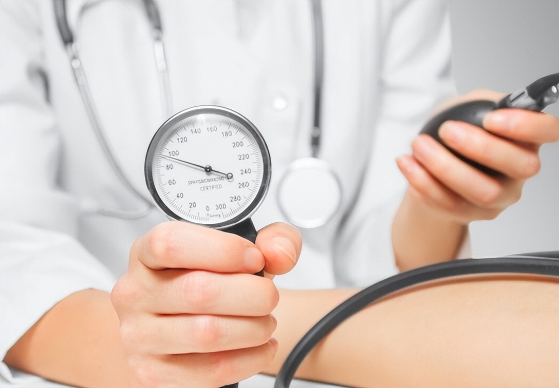 一天多少时间段血压高才需要吃药,血压高有哪些症状要及时就医