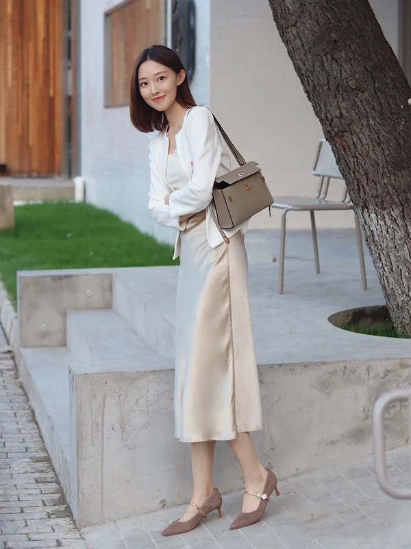 上了年纪不要穿得太幼稚,上了年纪千万别再穿灰色和驼色