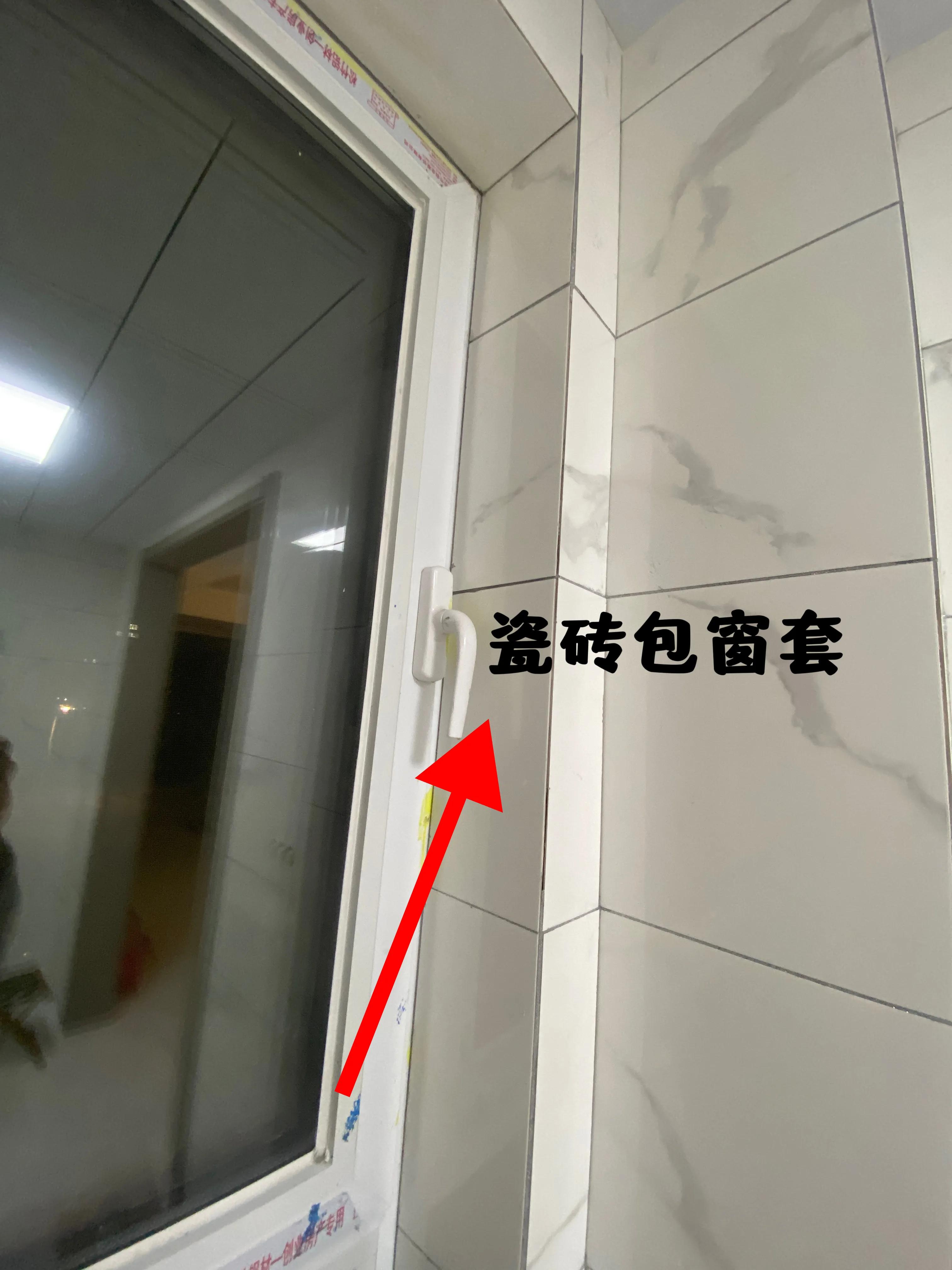 跑了10个工地现场,我终于明白了实木烤漆窗套和不锈钢窗套的区别