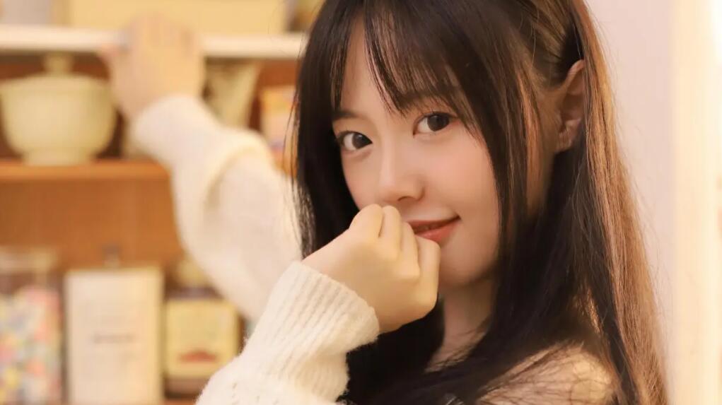 女生会对你说这三句话暗示你,肢体语言看出女生对你的态度