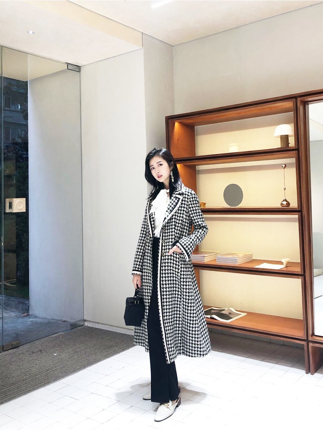 娱乐圈女星人手一件的“千鸟格大衣”，干练高质感，休闲又百搭