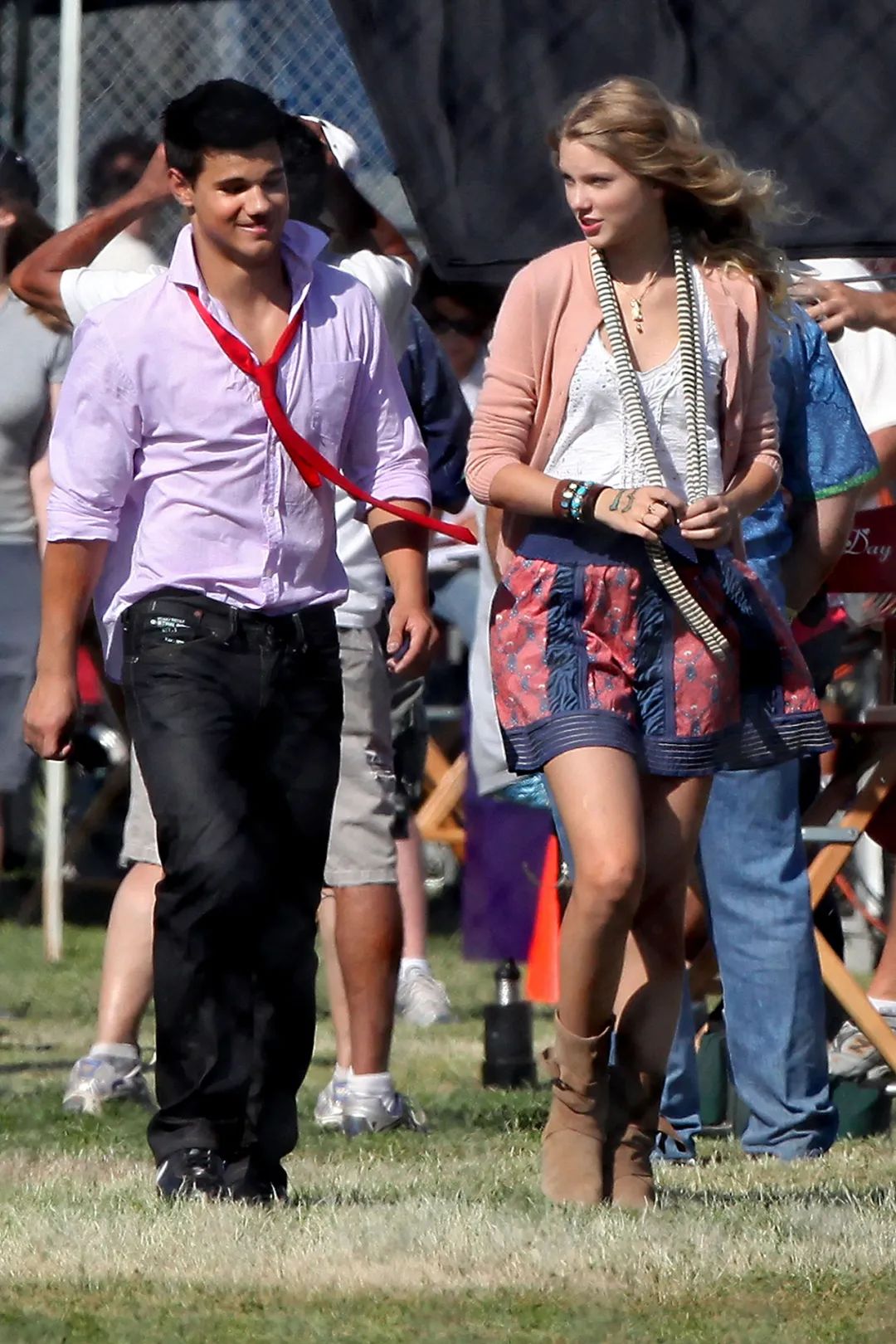 让霉霉写歌后悔分手的男神官宣结婚！娶同名小护士：这缘分绝了…