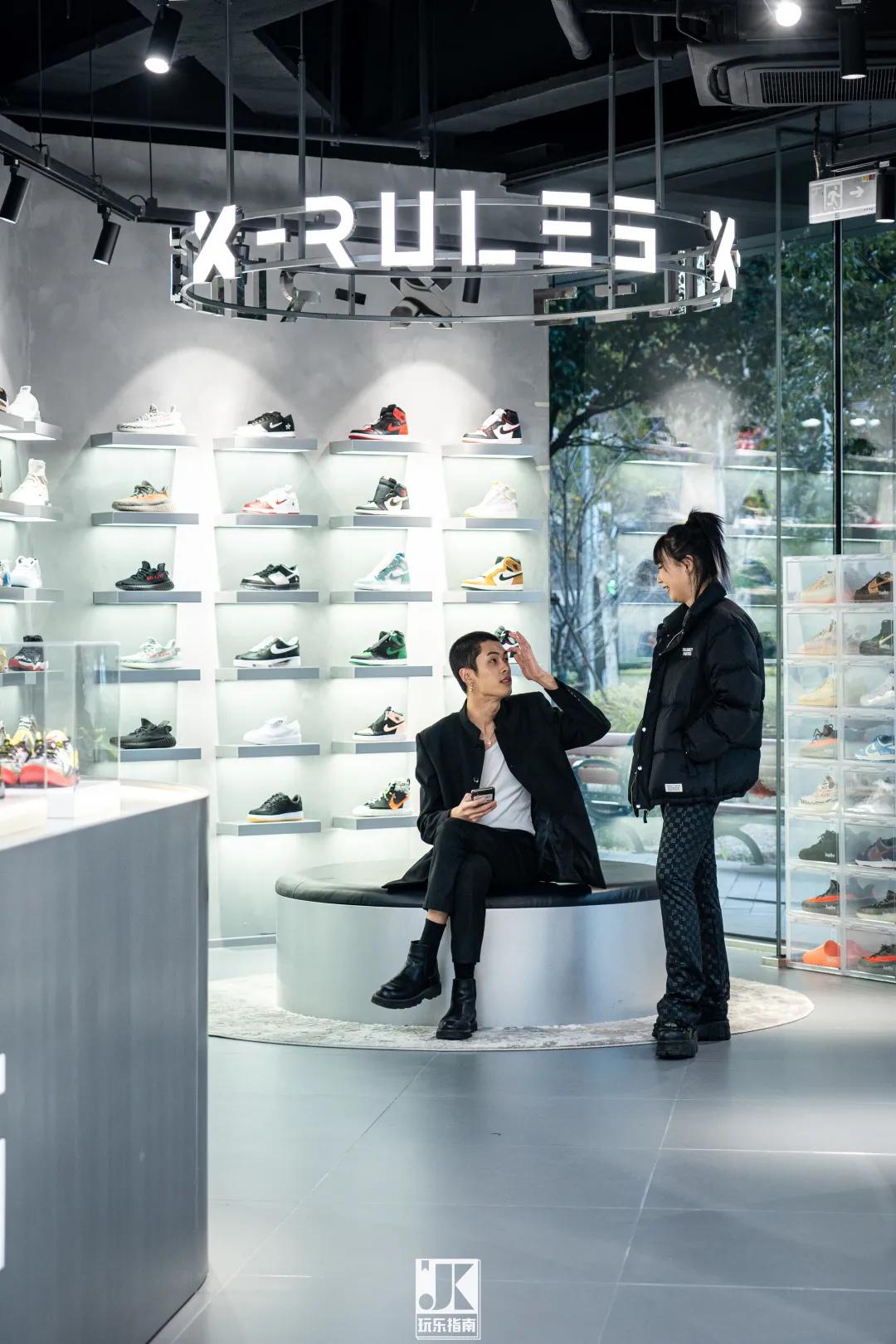 六位数玩偶、30万的AJ，免费送MOLLY，这家潮流店“很来事”