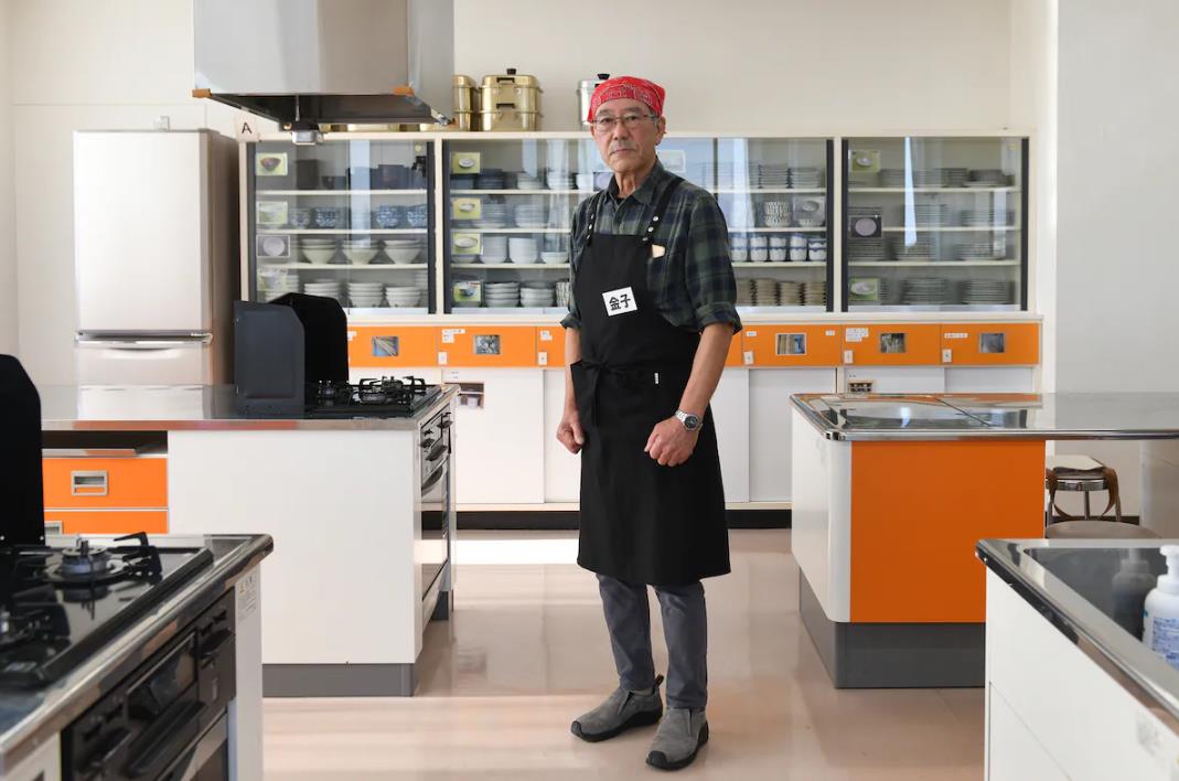 日本的老男人家务培训班，因为妻子老了，男人们发现自己啥也不会