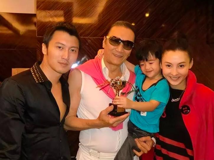 王菲谢霆锋机场公开亲密牵手,王菲谢霆锋机场牵手同框