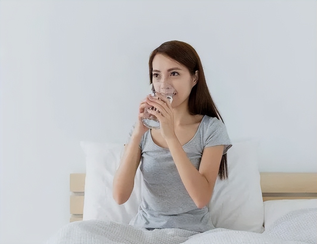 晚上睡觉嘴巴口干缺啥,晚上睡觉嘴巴总发干是真的缺水吗