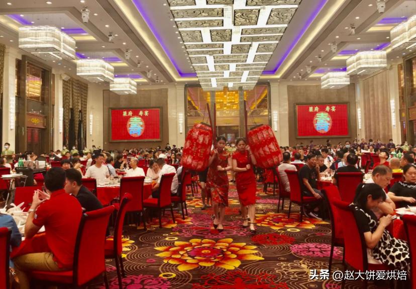 河南一大爷举办寿宴,山东大哥随礼5000元,看到酒宴直呼:真奢侈