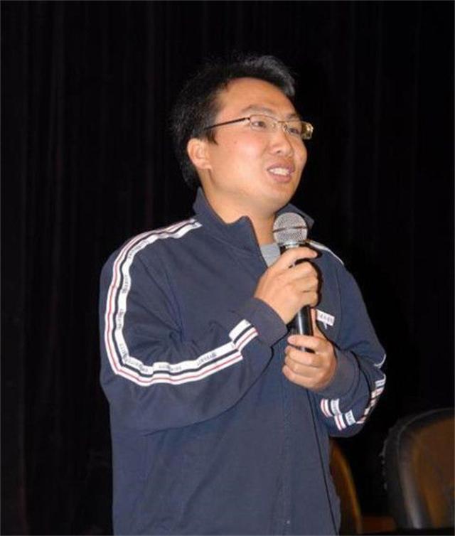 农村穷小伙进城上学捡废品,拾荒小伙供妹妹上大学