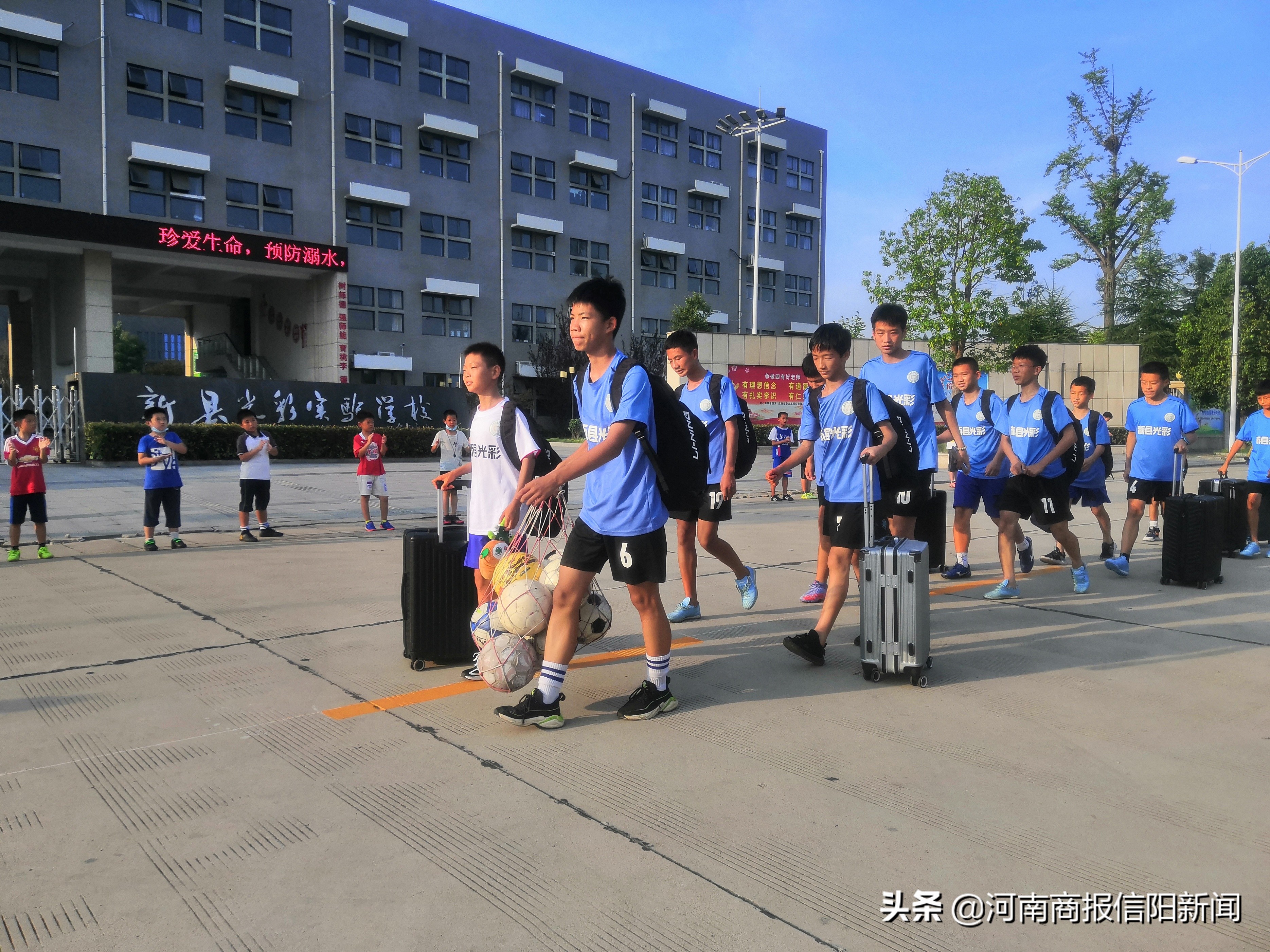 刷新信阳市小学男子足球战绩！信阳新县足球小将载誉归来