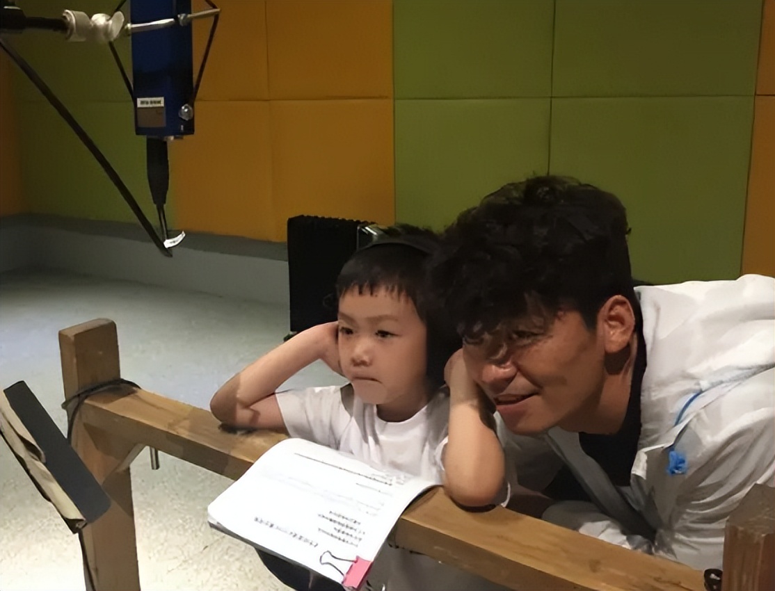 张艺谋毕业典礼,张艺谋参加长子毕业礼