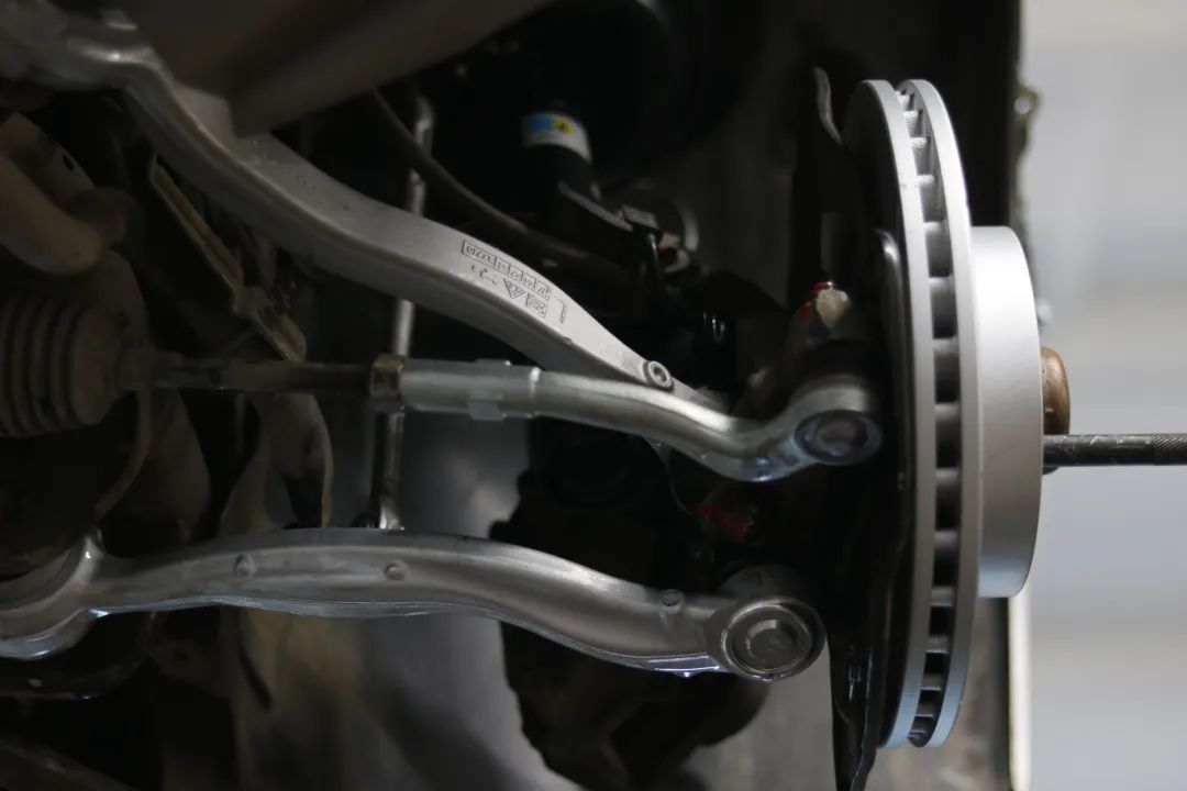 搞了辆“破烂不堪”的老款轿跑，进厂重造大翻新，满血复活变新车