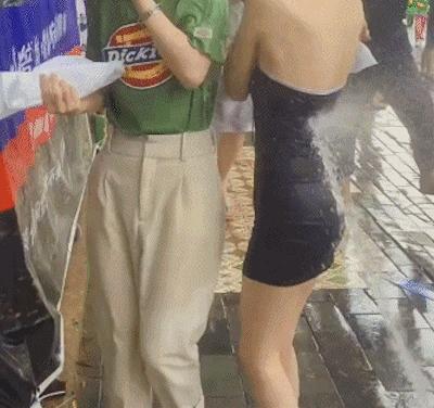 趁着泼水节公然对女生进行骚扰！向女生私密部位喷水还撕扯衣服