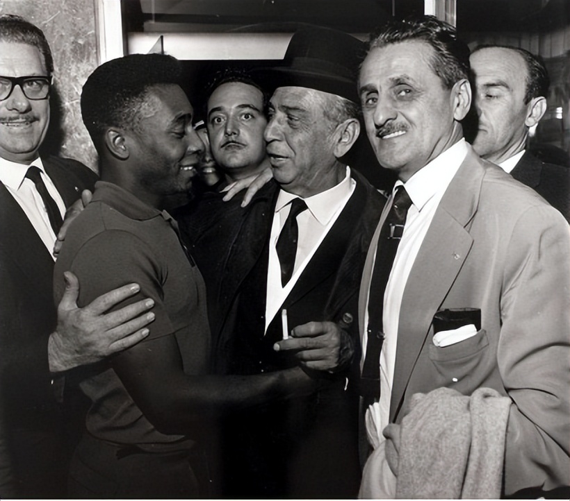 球王贝利的地位究竟有多高,贝利见证了新的球王诞生