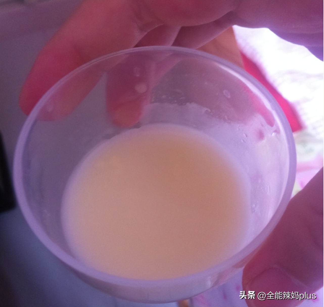宝宝吃完母乳吐了还要继续喂吗,宝宝吃完母乳吐出来的白渣