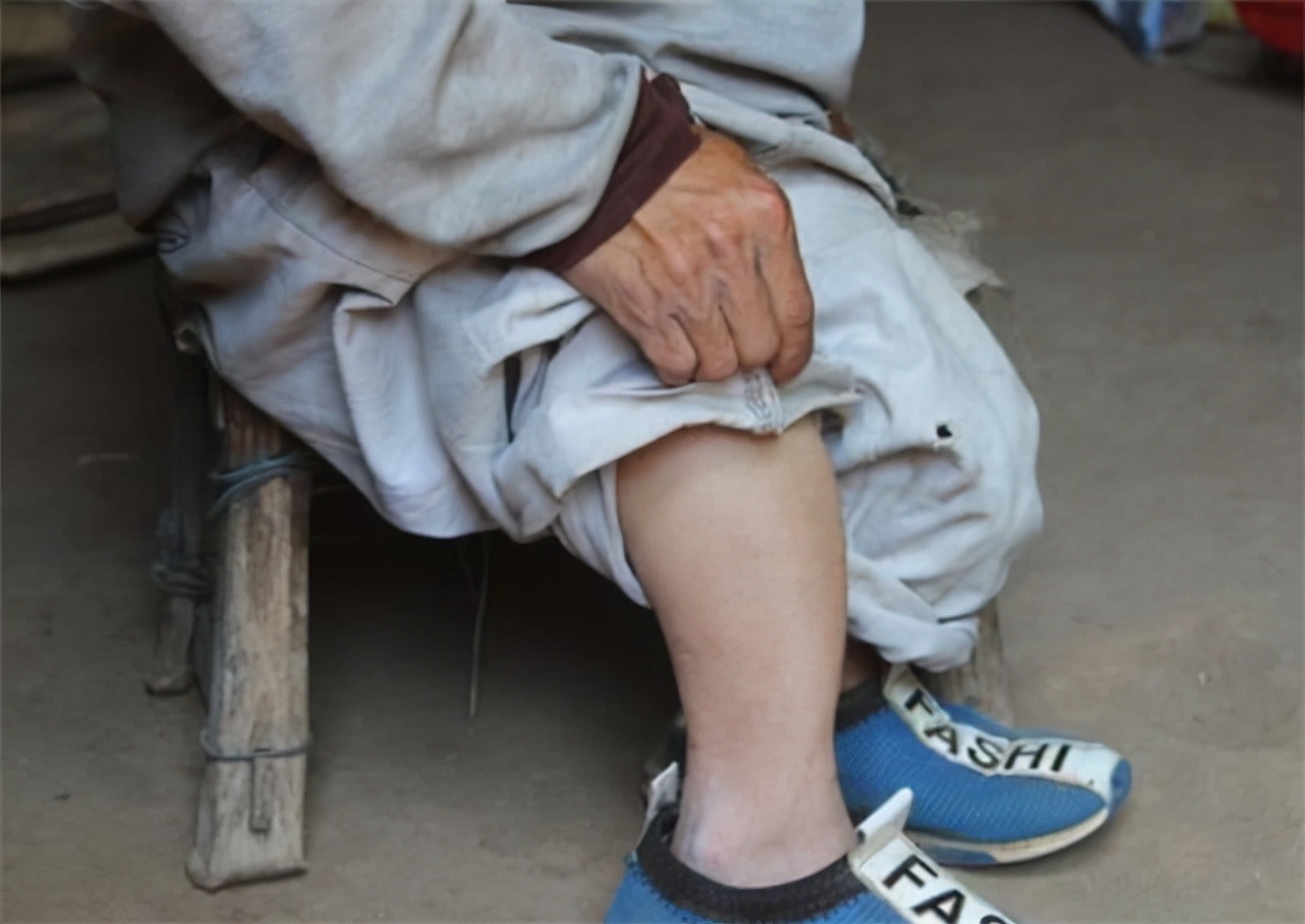 00后小伙靠捡废品养活一家4口,一男子捡垃圾养瘫痪妻子