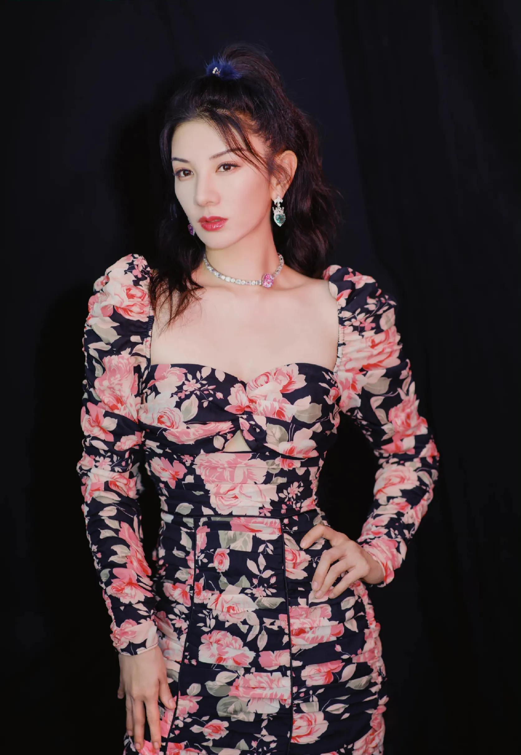 黄奕穿丝绸睡袍身材太好了，成熟有韵味女人好迷人