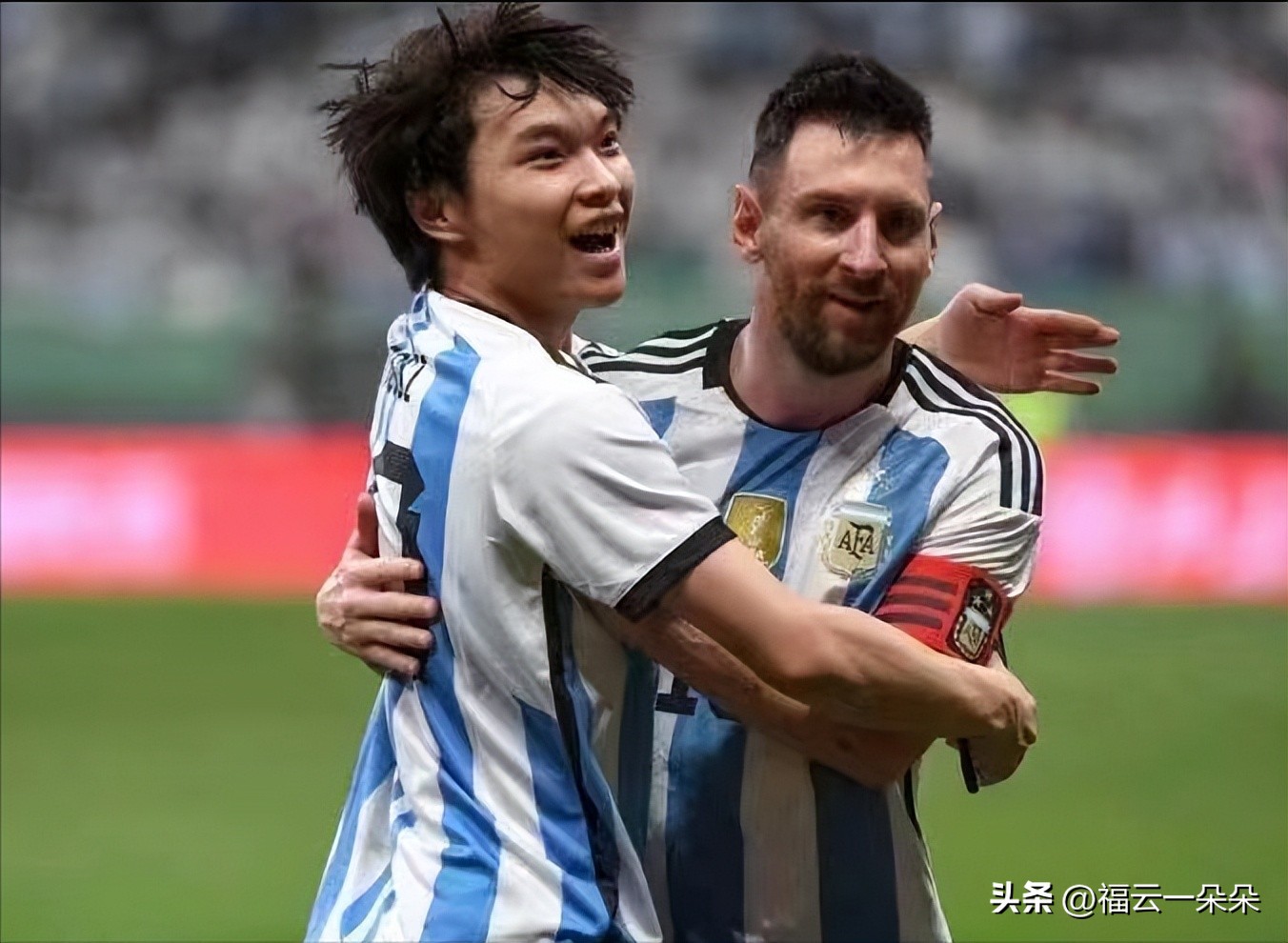 球迷冲进球场拥抱梅西道歉被判刑,闯赛场抱梅西的男生