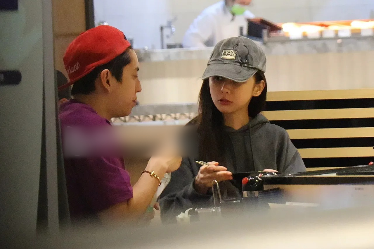 王大陆蔡卓宜高调秀恩爱,甜蜜喂食牵手逛街,交往两年仍在热恋期