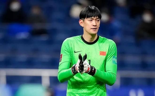 国足vs新西兰颜骏凌扑点,国足球迷打架