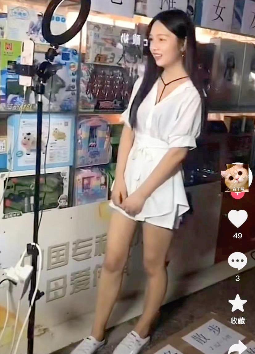 深圳街头惊现“地摊女友”，1元抱抱10元亲亲，网友：脑洞太大