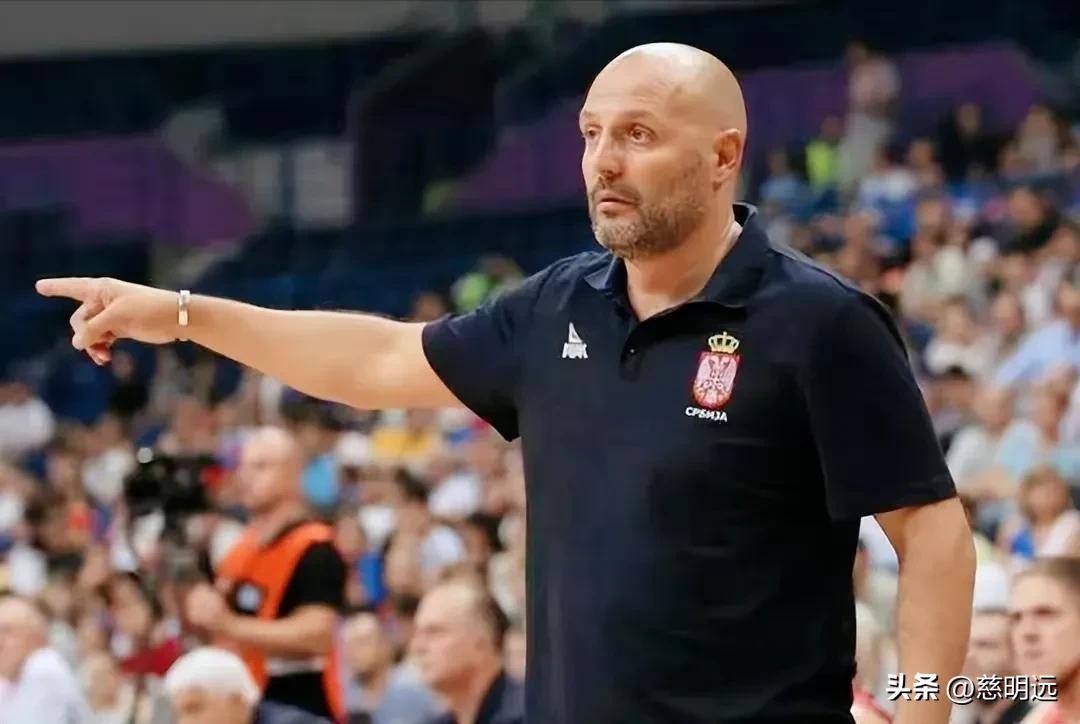 给热身赛打分,国家队100分,上海队100分,平分秋色。