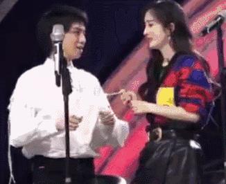 撩汉、乱认爸、男男接吻，这6位明星是没分寸感，还是“耍流氓”