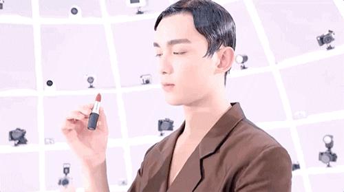 胡茬红唇，救命，代言化妆品的男明星太吓人了