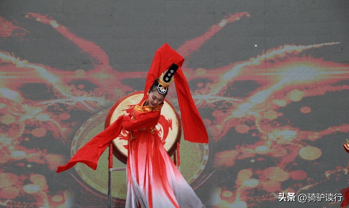 古时女人的三寸金莲：金莲花舞蹈、裹脚布、绣花鞋酒杯及恋足癖