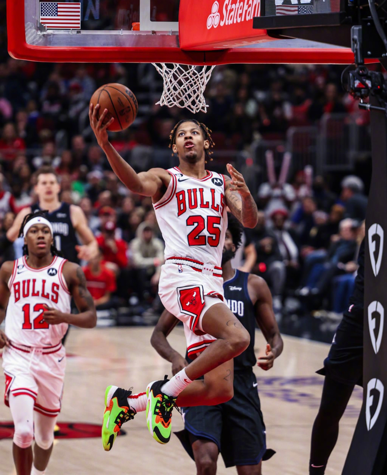 NBA球员上脚:欧文的球鞋颜值太顶了,中国球鞋很帅气