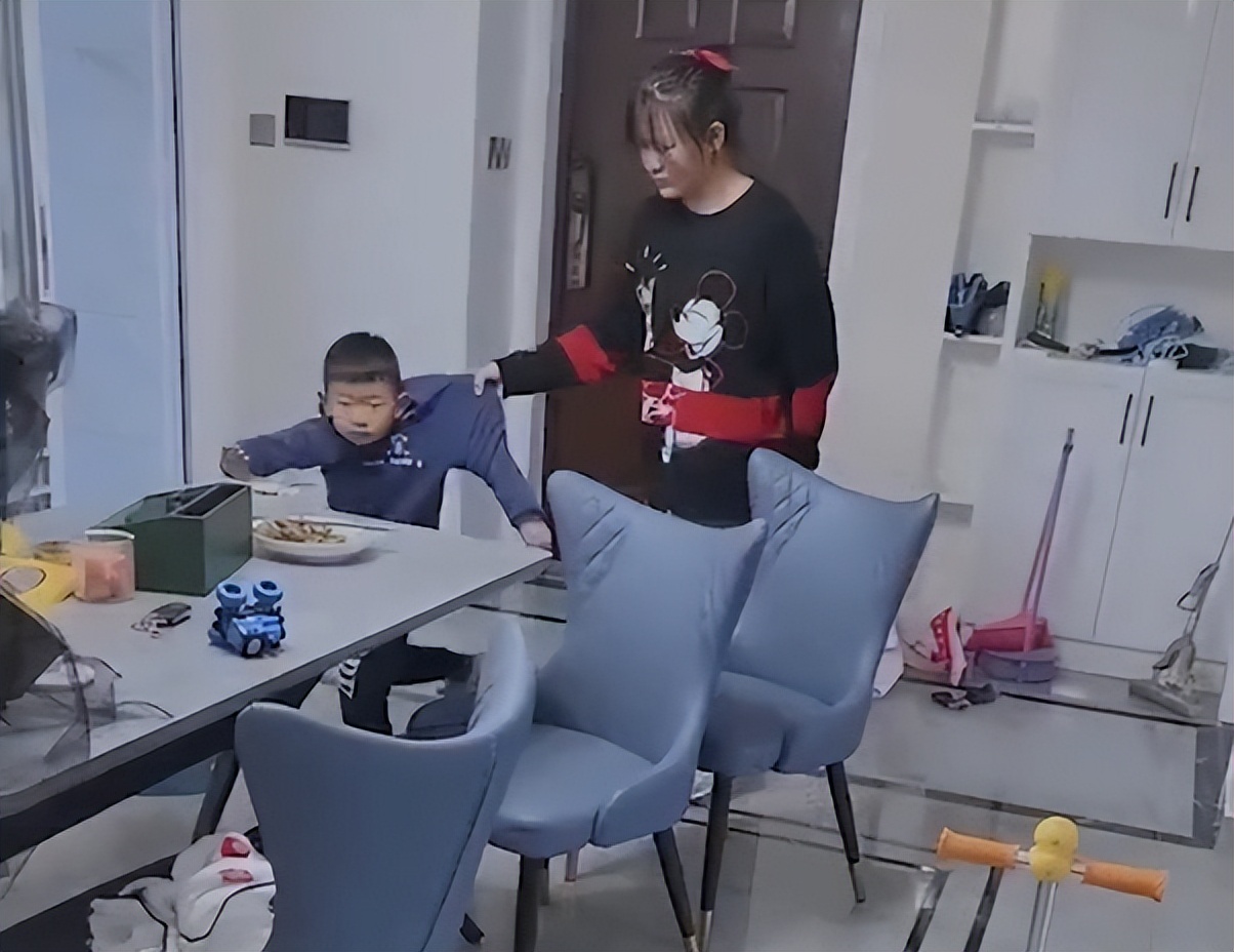 哥哥踩着弟弟胳膊喂饭,哥哥踩住弟弟的胳膊喂饭