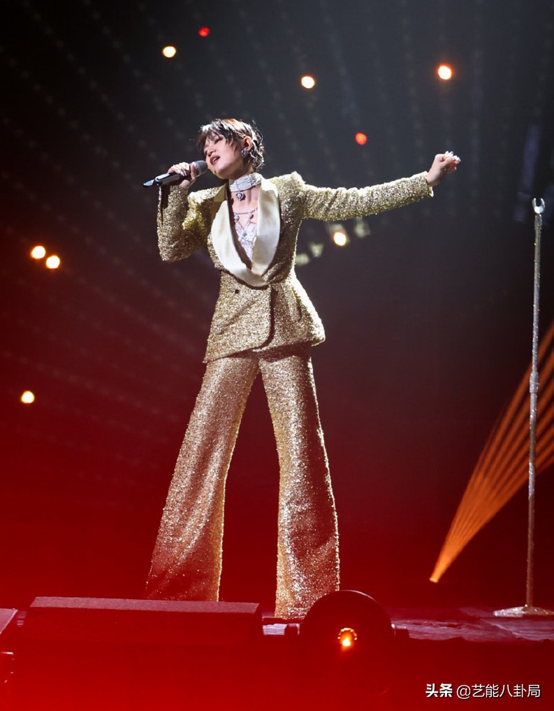 紧身衣、高筒袜，女星舞台造型杀疯了！穿高定唱跳，撩得人心痒痒