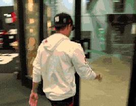 买新车适合发朋友圈的低调句子,朋友圈提新车评论