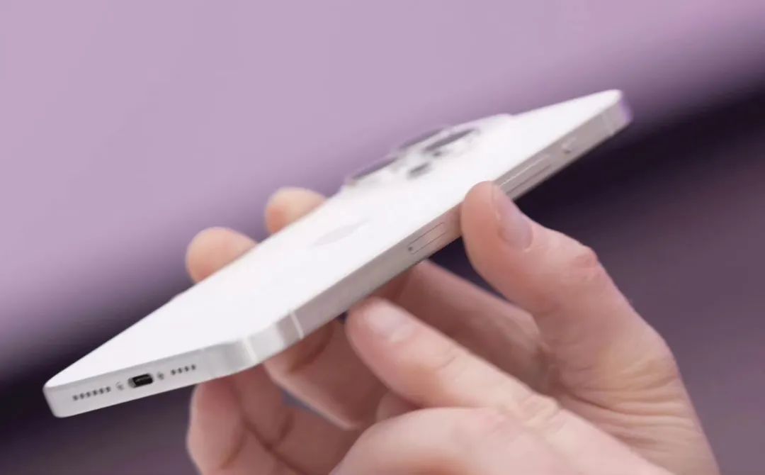 iPhone15「真机」提前上手！颜值炸裂，更薄更耐摔