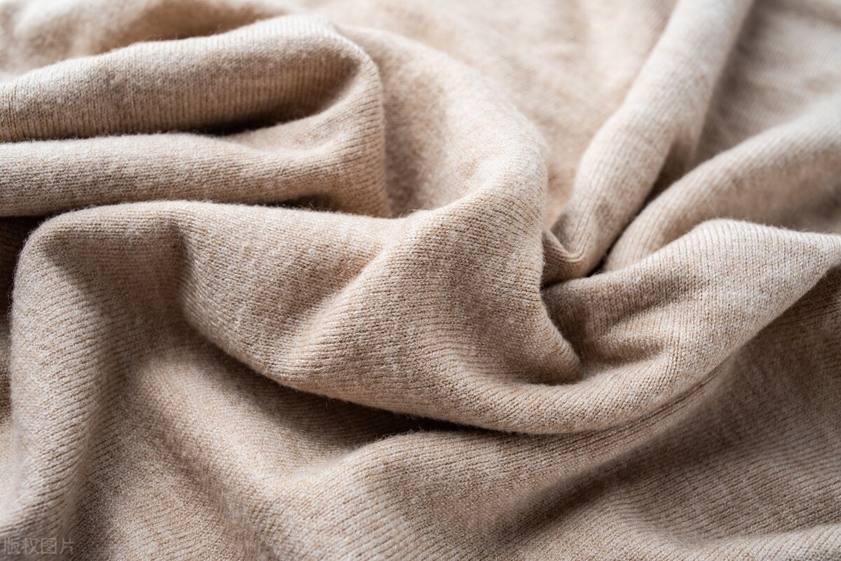 聚酯纤维含量多少的衣服不起球,聚酯纤维面料的优缺点起球吗