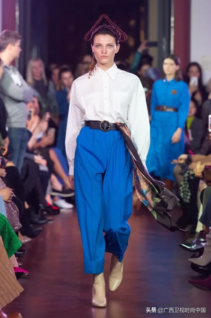 简单又时髦的丝巾系法你学到了吗,美丽时尚精美基础丝巾推荐