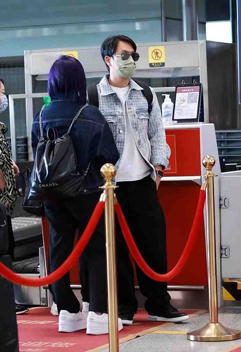 杨千嬅一家三口同框,杨千嬅与老公亮相活动两人很般配