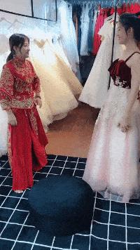 搞笑gif小姐姐这刀玩的真是太溜了,搞笑趣图小姐姐