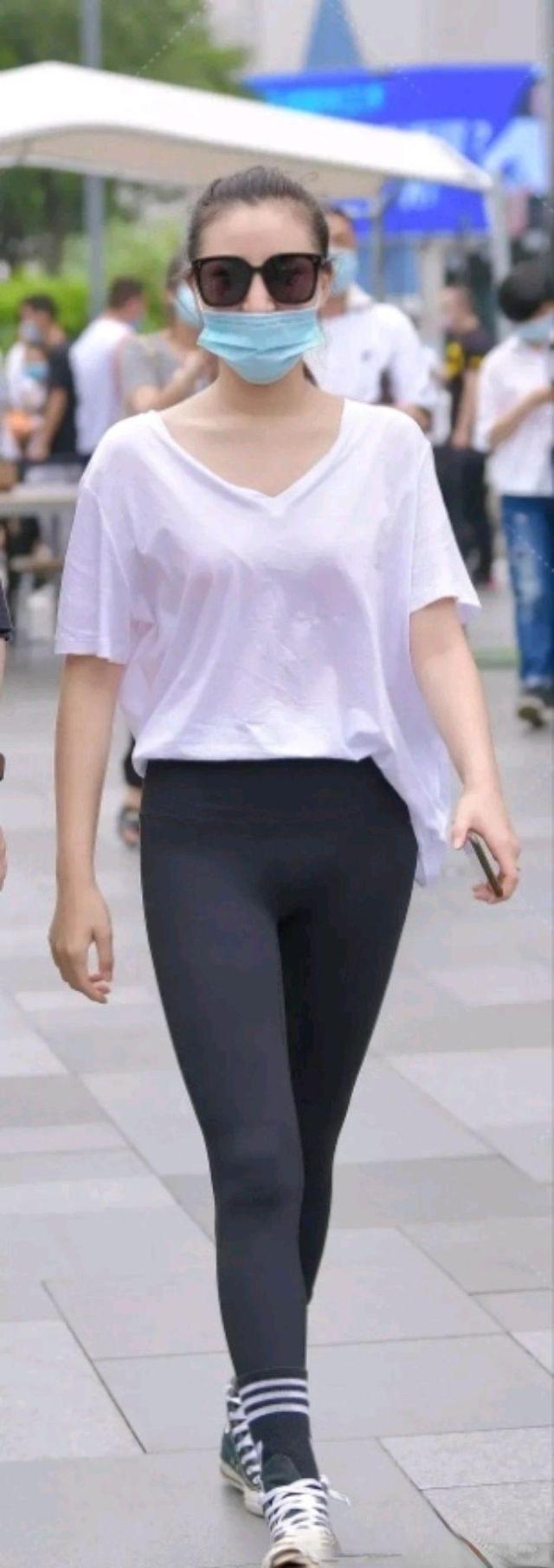 灰牛仔裤如何穿搭显高级,牛仔裤简单高级穿搭