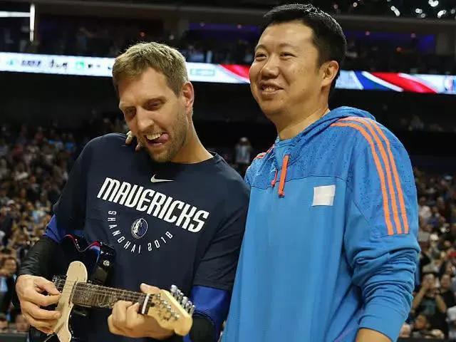 王治郅穿军装与现任妻子照片,追风少年王治郅