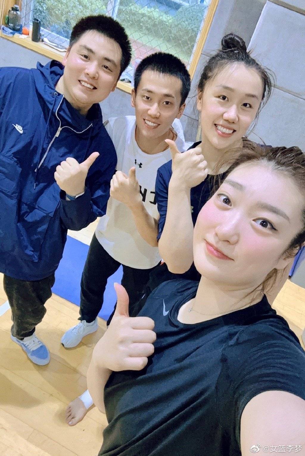 李梦场上换球衣视频是真的吗,李梦场边更换球衣视频