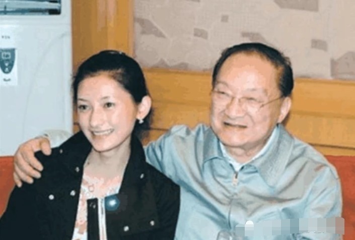 “10元小费”，金庸爱上小29岁的女侍应，妻子朱枚知道后提2要求