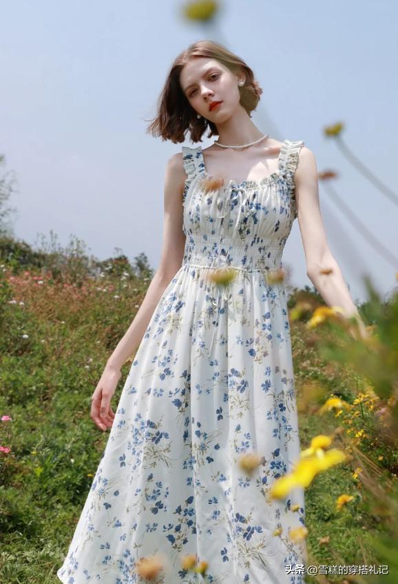 今年爆火吊带裙,最近很火的印花裙子